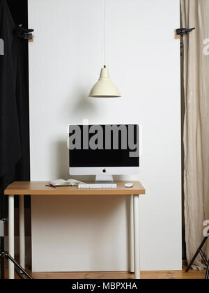 Ein Computer auf einem Schreibtisch Stockfoto