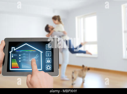 Tablet-PC mit smart home Einstellungen auf dem Bildschirm Stockfoto