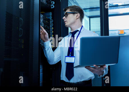 Der Fahrer hält einen Laptop inspiriert Stockfoto