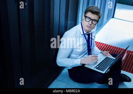 Erfolgreich arbeiten auf seinem Laptop Stockfoto