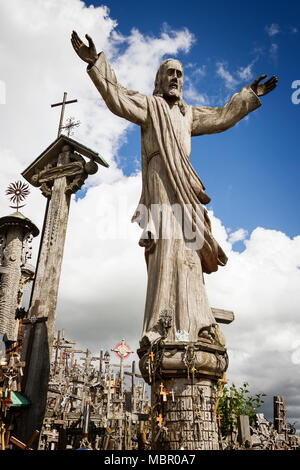 SIAULIAI, LITAUEN - ca. Juli 2013 - staue von Jesus am Berg der Kreuze ein berühmter Ort der Wallfahrt im Norden Litauens. Stockfoto