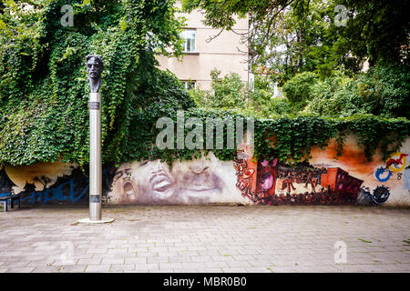 VILNIUS, LITAUEN - 2. SEPTEMBER 2014: Monument der amerikanischen Musiker Frank Zappa in Vilnius, Litauen, es ist das erste, Statue von Frank Zappa in einer Welt, Stockfoto