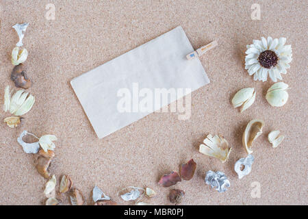 Seidenpapier mit Blume Rahmen auf Holz Textur Stockfoto