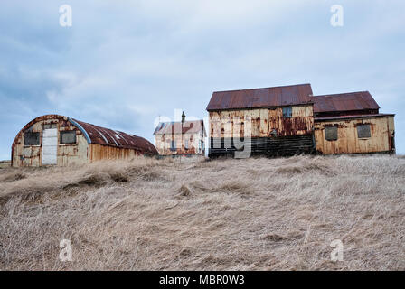 In der Nähe von Reyjanes Garður auf der Halbinsel, Island. Alten Wellblech Gebäude an einer verlassenen Farm an der Küste. Stockfoto