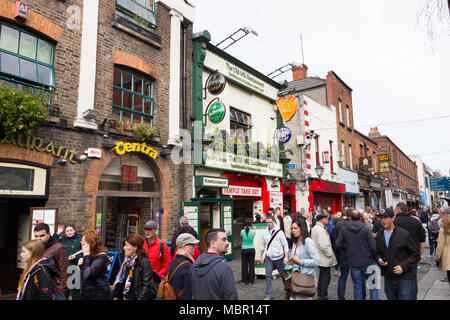 Touristen, die in der Temple Bar Gegend, Dublin, Irland, spazieren gehen Stockfoto