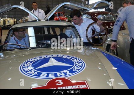 Brescia, Italien. 17., Mai 2017. Toto Wolff (Rechts), Teamchef von MERCEDES AMG F1 Fahren einen MERCEDES-BENZ 300 SL W 194 Prototyp 1952, tog Stockfoto