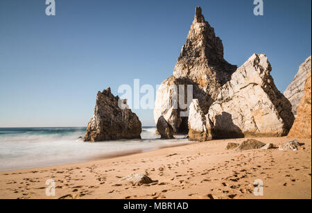 Praia da Ursa Strand mit Steinen in Portugal. Stockfoto