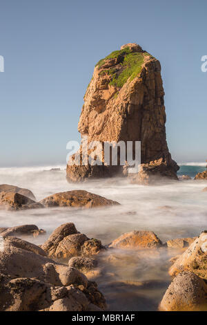 Praia da Ursa Strand mit Steinen in Portugal. Stockfoto