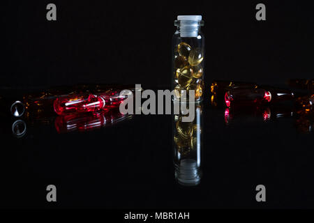 Pille Flasche und Pillen in auf schwarz Konzept Apotheke isoliert Stockfoto