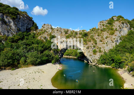 Die natürlichen Steinbogen von Pont d'Arc in die Gorges de l'Ardèche in Südfrankreich. Stockfoto