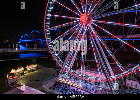 Der Himmel Sterne Riesenrad und die Großen Vier Fußgängerbrücke Beleuchtet Waterfront Park in Louisville, Kentucky Stockfoto