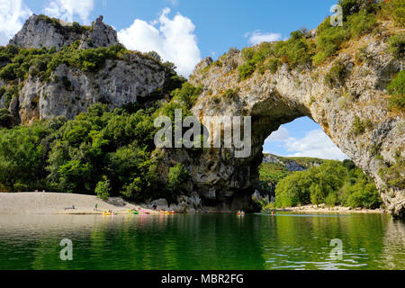Die natürlichen Steinbogen von Pont d'Arc in die Gorges de l'Ardèche in Südfrankreich. Stockfoto
