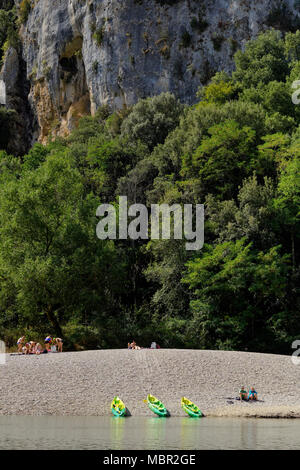 Kanus Strände auf dem Fluss in den Gorges de l'Ardèche Frankreich. Stockfoto