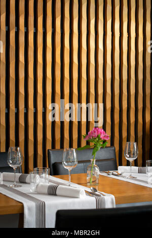 Holz- akustische Absorption Panel von einem Restaurant Esszimmer (Frankreich). Panneau d'Absorption acoustique en Bois dans une Salle de Restaurant (Frankreich). Stockfoto
