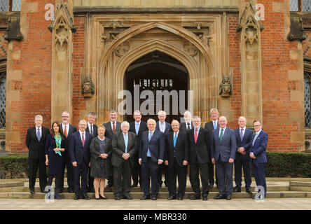 Posieren für ein klasse Foto außerhalb der Queen's University Belfast, Dienstag, April 10th, 2018. Isabel Jennings (Queen's University Belfast), Professor James McElnay (Queen's University Belfast), Monica McWilliams, Seamus Mallon, der frühere Taoiseach Bertie Ahern, J. Senator George Mitchell, Gerry Adams, Mark Durkan und Professor Ian Greer (eingehende Vizekanzler von der Queen's University Belfast.) Hintere Reihe von links: Peter Robinson, Professor Richard Englisch (Queen's University Belfast), Jonathan Powell, Herrn John Alderdice, Herrn David Trimble, Sir Reg Empey, Paul Murphy, Professor Hastings Donnan (Q Stockfoto