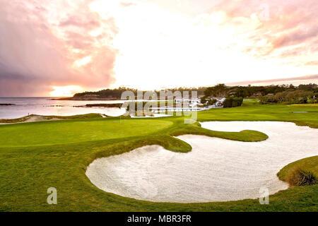 Pebble Beach, Kalifornien, CA., USA, 11. Dezember 2016 auf die Landschaft des 4. Grün bei Sonnenuntergang, zum Beach Club und der 17 grünen gesehen. Stockfoto