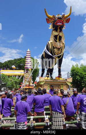 Bali, Indonesien - 20. August 2016: Balinesen, die Teilnahme an der königlichen Einäscherung Zeremonie in Ubud, Bali. Stockfoto