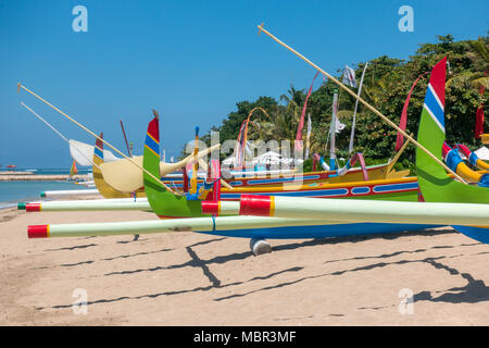 Traditionelle bunte Fischerboote am Strand auf Bali, Indonesien Stockfoto