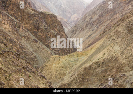 Blick auf die karge Landschaft mit hohen Bergen und Canyons in Ladakh, Indien. Wüste rocky Hintergrund. Stockfoto