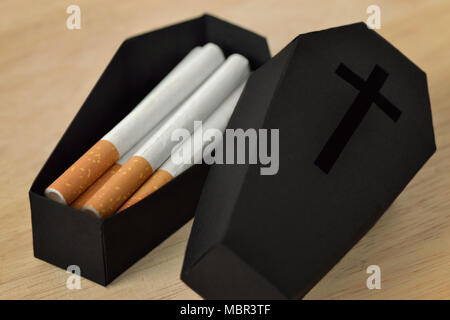 Zigaretten in einem schwarzen Sarg - Stop Smoking Konzept Stockfoto