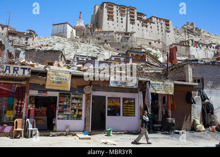 Leh, Indien - 24. Juni 2017: Altstadt in der Nähe des Leh in Ladakh, Jammu und Kaschmir, Indien Stockfoto