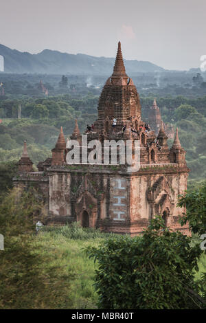 Bagan, Myanmar - Oktober 13, 2016: Touristen beobachten Sonnenaufgang am alten Pagoden in Bagan, Myanmar geklettert. Stockfoto