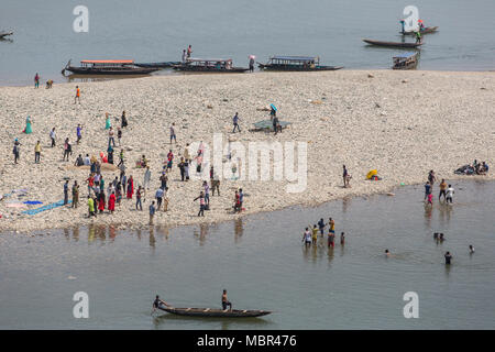 Dawki, Indien - 15. Mai 2017: Indische Touristen, Boote auf dem Fluss in der Nähe der Umngot Dawki Dorf, Meghalaya, North East India Stockfoto