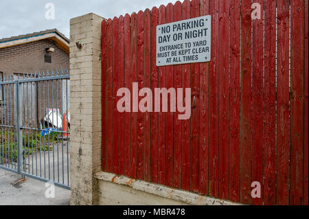 Kein Parkplatz am Zaun neben verschlossene Tür in Skibbereen, County Cork, Irland mit kopieren. Stockfoto