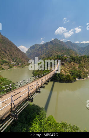 Schöne Holzbrücke über den Fluss Beas in Aut Dorf in Kullu Tal, Himachal Pradesh, Indien Stockfoto