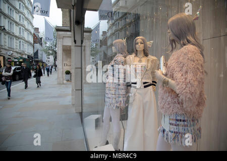 Exklusive kleidung shop Fenster von Chanel auf New Bond Street in Mayfair, London, England, Vereinigtes Königreich. Bond Street ist eine der wichtigsten Straßen im West End Einkaufsviertel und ist sehr gehobene. Es hat einen modischen Shopping Street seit dem 18. Jahrhundert. Die reichen und wohlhabenden Shop hier meist für High End Fashion und Schmuck. Stockfoto