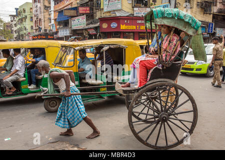 Kolkata, Indien - April 5, 2017: Traditionelle Hand zog indischen Rikscha Fahrer auf der Straße in Kolkata, West Bengal, Indien Stockfoto