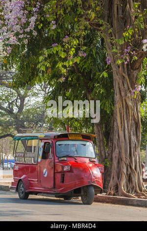 Ayutthaya, Thailand - 2. März 2017: Vintage Tuk Tuk Taxi in Ayutthaya Historical Park. Ein traditionelles drei Rad Taxi Auto in Ayutthaya, Thailand Stockfoto