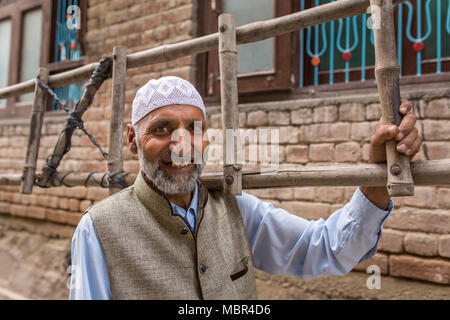 Srinagar, Indien - 15. Juni 2017: Porträt einer Unbekannten muslimischen Menschen in Kaschmir Srinagar, Jammu und Kaschmir, Indien Stockfoto