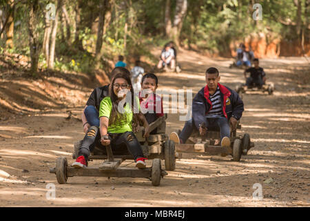 Chiang Mai, Thailand - Dezember 29, 2016: Unbekannter Thai reiten's tribal Holz Schlitten für Touristen im Norden von Thailand Stockfoto