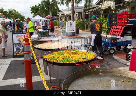 Im freien Markt der Straßen der Altstadt von Naples, Florida. Anbieter Demonstration auf dem Kochen Paella. Stockfoto