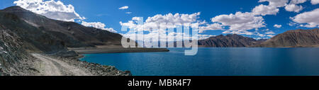 Schöne Panorama der Pangong Tso See in Ladakh, Nordindien Stockfoto