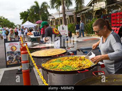 Im freien Markt der Straßen der Altstadt von Naples, Florida. Anbieter Demonstration auf dem Kochen Paella. Stockfoto