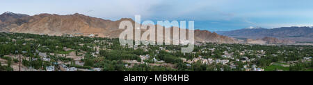 Wunderschönes Panorama von Leh Stadt und Grün Indus Tal in Ladakh, Jammu und Kaschmir, Indien. Stockfoto