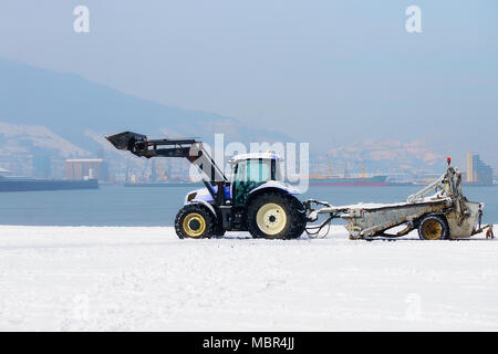 Traktor maschinelle Reinigung Schnee Stockfoto