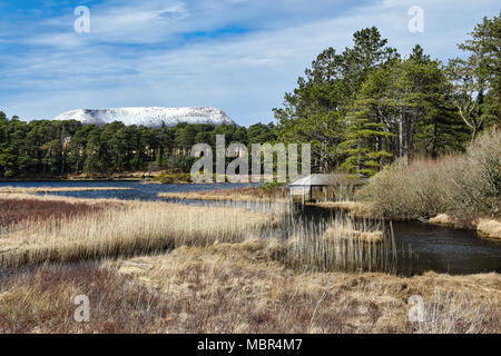 Ein Bergsee in Glenveagh Nationalpark in Donegal Irland. Sie sehen den Schnee mit Aufbau Muckish Berg in der Ferne Stockfoto