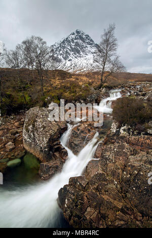 Schottische Berg Buachaille Etive Mòr und Wasserfall auf dem Fluss Coupall im Winter im Glen Etive in der Nähe von Glencoe in den Highlands von Schottland, Großbritannien Stockfoto