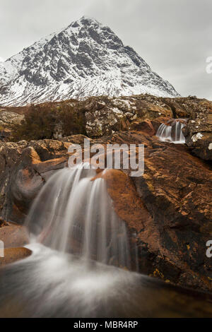 Schottische Berg Buachaille Etive Mòr und Wasserfall auf dem Fluss Coupall im Winter im Glen Etive in der Nähe von Glencoe in den Highlands von Schottland, Großbritannien Stockfoto