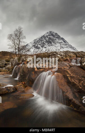 Schottische Berg Buachaille Etive Mòr und Wasserfall auf dem Fluss Coupall im Winter im Glen Etive in der Nähe von Glencoe in den Highlands von Schottland, Großbritannien Stockfoto