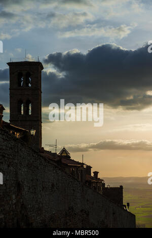 Blick auf die mittelalterliche Stadt von Cortona mit Val di Chiana Tal in der Toskana bei Sonnenuntergang Stockfoto