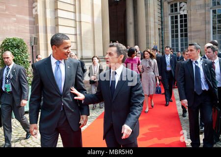 Präsident Barack Obama geht mit dem französischen Präsidenten Nicolas Sarkozy vom Palais Rohan (Palais Rohan) 3. April 2009, nach ihrem Treffen in Strausbourg, Frankreich. Offiziellen White House Photo by Pete Souza Stockfoto