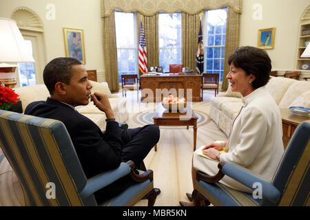 Us-Präsident Barack Obama trifft sich mit Senatorin Susan Collins (R-Maine) im Oval Office. Collins war einer von drei Republikanischen Senatoren, die für den stimulus bill 2/4/09 gestimmt. . Offizielle Weiße Haus Foto von Pete Souza Stockfoto