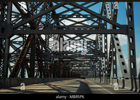 Fahrt über die Huey P. lange Brücke über den Fluss Missssippi in Louisiana, USA; Konzept für die Reise in den USA und Louisiana Stockfoto