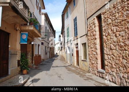 Einen schmalen schattigen Straße in der Altstadt von Pollensa auf der spanischen Insel Mallorca am 4. September 2017. Die Stadt ist ein beliebtes Ziel für Touristen. Stockfoto