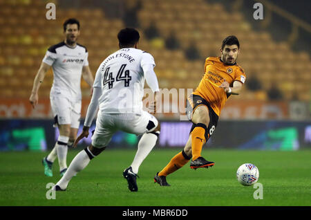 Wolverhampton Wanderers" Ruben Neves (rechts) und im Derby County Tom Huddlestone Kampf um den Ball in den Himmel Wette Meisterschaft Gleiches an Molineux, Wolverhampton. Stockfoto