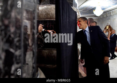 Präsident Barack Obama erreicht hinter einer Säule Hände mit US-Soldaten im Camp Victory in Bagdad, Irak 4/7/09 schütteln.. Amtliche Weiße Haus Foto von Pete Souza Stockfoto